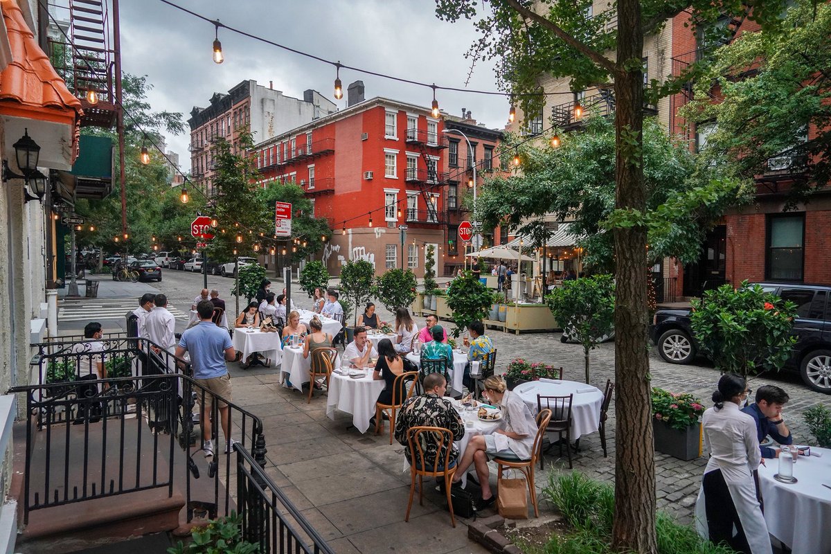 chrisrorie's tweet photo. NYC at its best spurs the feeling Disney parks shoot for. And this provides maybe my fav notion of what NYC is: a City of Amusement like none other. Where people, culture, work, all of it, are larger than life. And it’s real life, to boot. https://t.co/Ot2T4xjzUq
