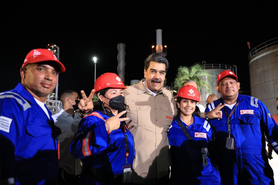 NicolasMaduro's tweet image. Venezuela ha demostrado sus capacidades, incluso en momentos complejos, ahora estamos apuntando al desarrollo y crecimiento de nuestra industria petrolera, donde la clase obrera tiene un papel fundamental, por su experiencia, conocimiento y compromiso moral con la Revolución.