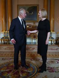 francoisedegois's tweet photo. En  2 jours le Royaume-Uni a changé de premier ministre  et de souverain.Mardi , #LizTruss devenait premier ministre et jeudi , #Charleslll devenait roi. Quelle secousse sismique dans ce pays qui vit une crise sans précédent depuis « l’hiver du mécontentement en 1978/1979. https://t.co/fktpHakuiJ