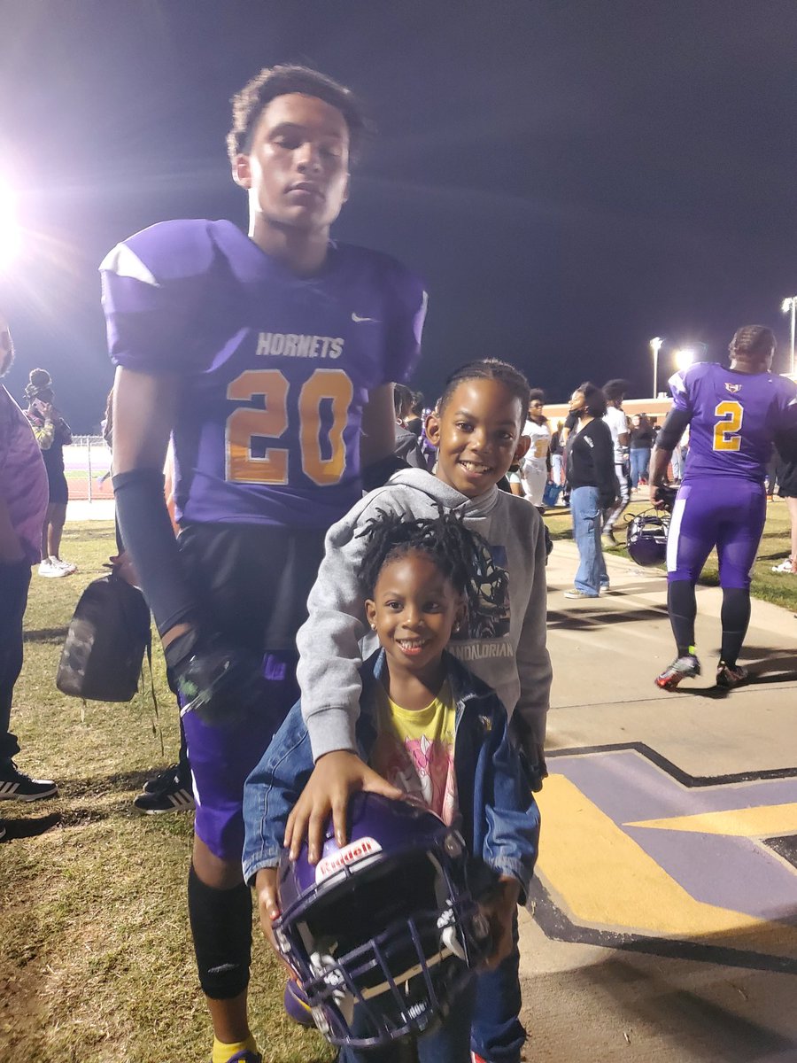 Had a blast going back to <a href="/HHS_HCS/">Hampton High School</a> last night to cheer on <a href="/HamptonFBall/">Hampton Football</a>!!! 4-0 sounding real good! Thanks <a href="/GreeneJeray/">🕸️</a> for taking a pic with your "little brother." He misses seeing you everyday! So proud of ALL my babies <a href="/CameronGoggins1/">Cameron Goggins</a> <a href="/Ckindle4real/">Crishaun Kindle</a> <a href="/TolleyConner/">Conner Tolley</a> <a href="/TyroneTumblin/">Tyrone Tumblin</a>
