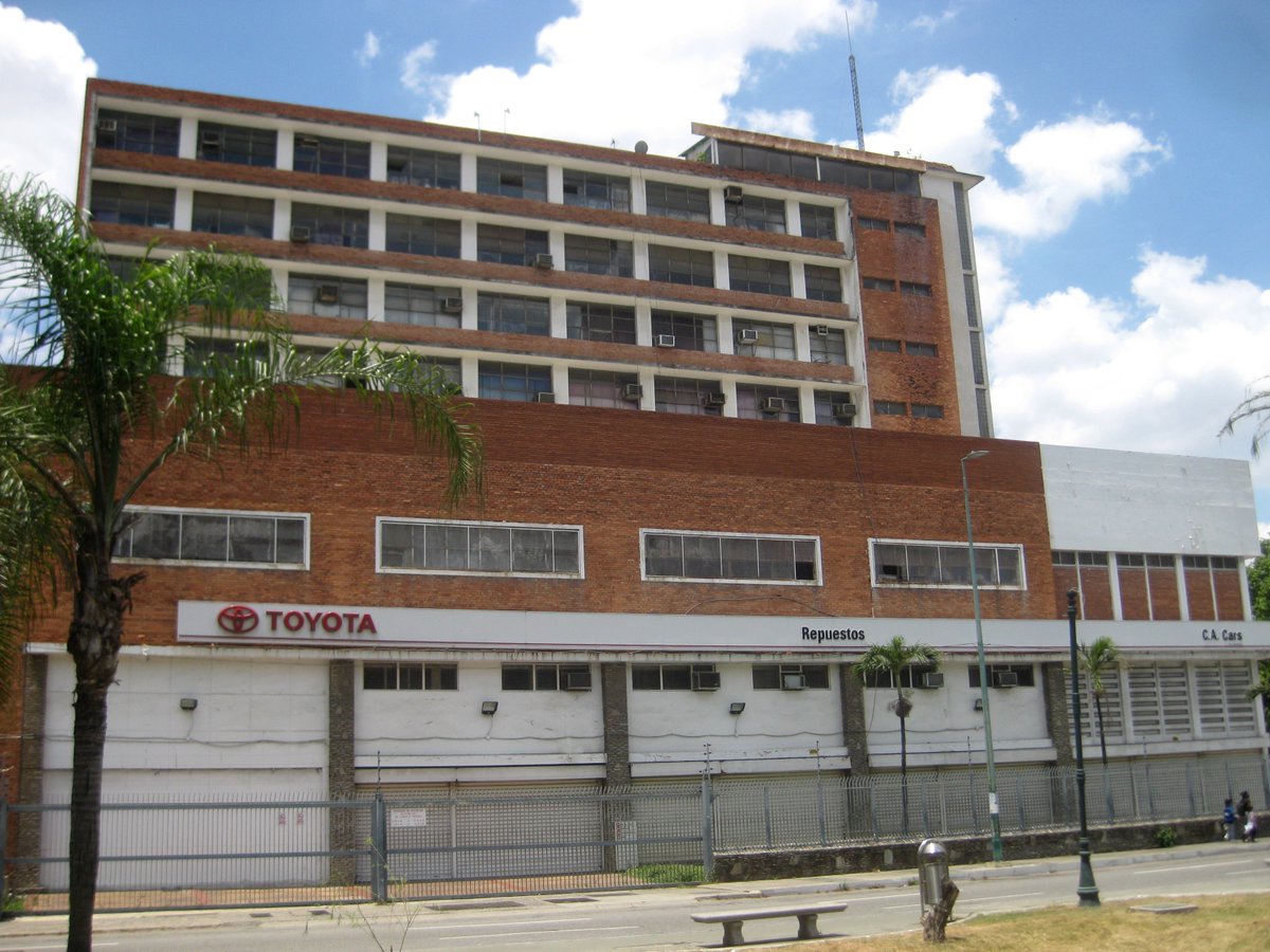 Edcruzideas's tweet photo. #arquitecturamoderna
"Edificio Cars", 1951. Atribuido al ingeniero Pedro Dupouy y la General Motors Overseas Operations of Detroit, Michigan. Situado en plaza Las Tres Gracias, Caracas. Arquitectura para el automóvil
#ccscity450 #fundaayc #docomomove #prodavinci #guiaccs https://t.co/MettYRAmkT