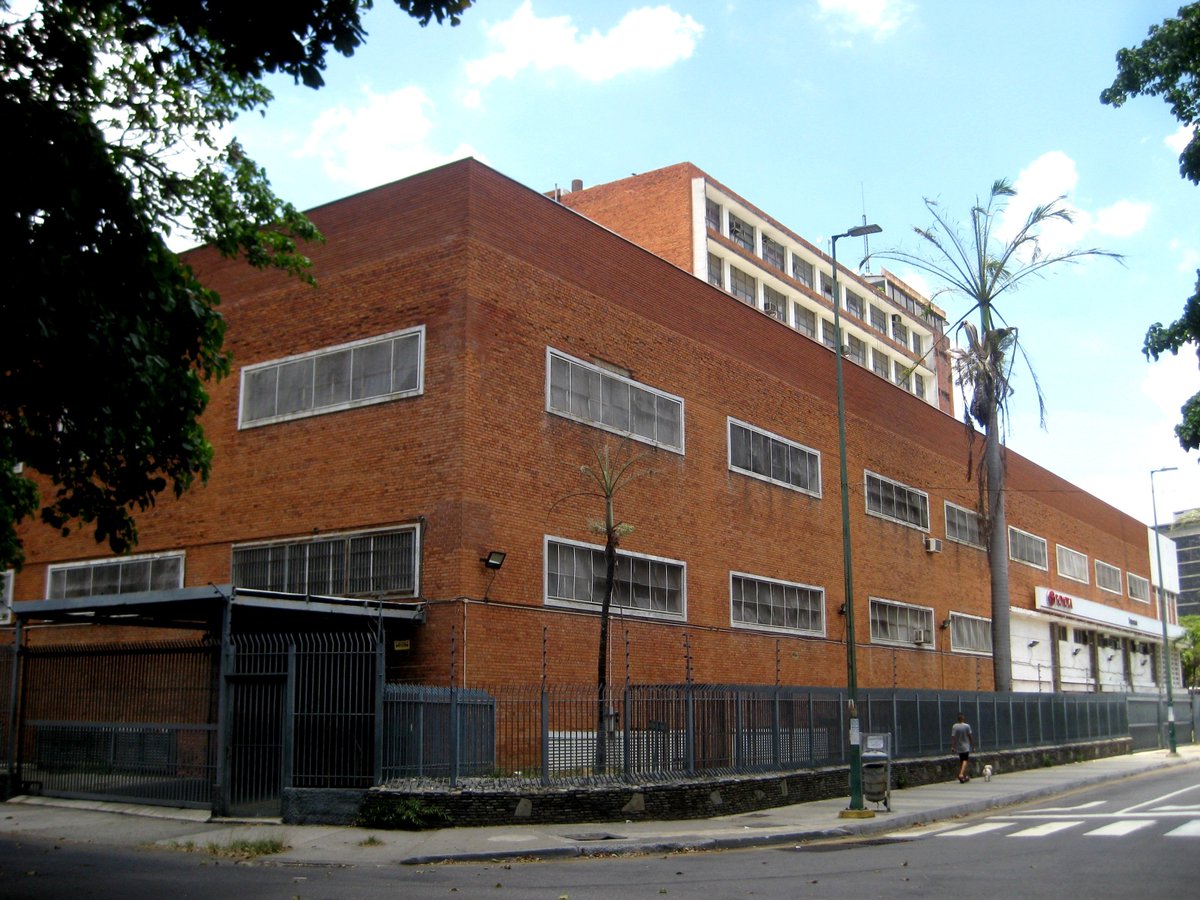 Edcruzideas's tweet photo. #arquitecturamoderna
"Edificio Cars", 1951. Atribuido al ingeniero Pedro Dupouy y la General Motors Overseas Operations of Detroit, Michigan. Situado en plaza Las Tres Gracias, Caracas. Arquitectura para el automóvil
#ccscity450 #fundaayc #docomomove #prodavinci #guiaccs https://t.co/MettYRAmkT