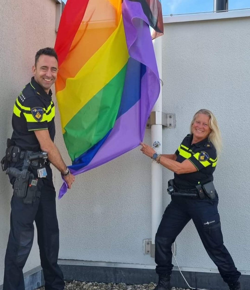 gerardvongevers's tweet photo. “Als politie zijn wij neutraal en geven wij geen uiting aan persoonlijke voorkeuren, meningen of (politieke) standpunten.” https://t.co/bh8tr09rOR