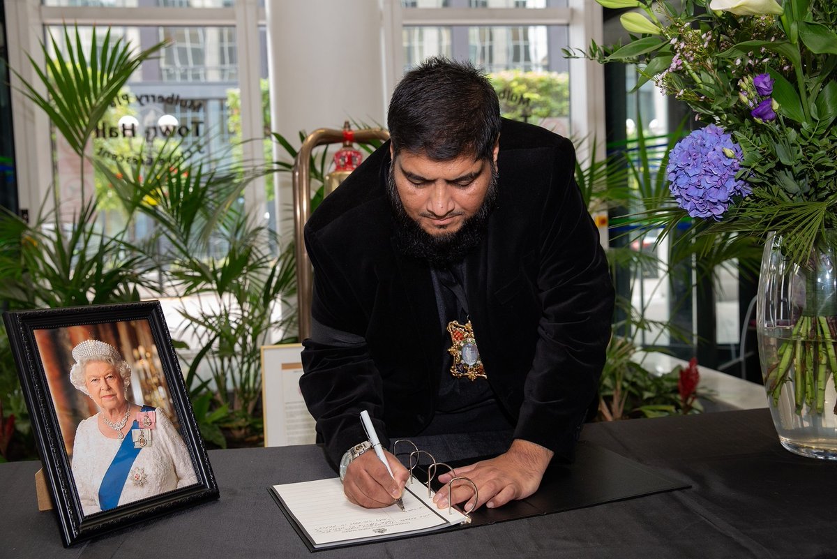 TowerHamletsNow's tweet photo. This morning, @LutfurRahmanTH and Cllr Shafi Ahmed, Speaker of the Council, paid their respects to Her Majesty, Queen Elizabeth II in our Book of Condolence.  

Books of Condolence will be made available from Monday at Mulberry Place, St George’s Hall and Whitechapel Idea Store. https://t.co/BsW6Gud3FV