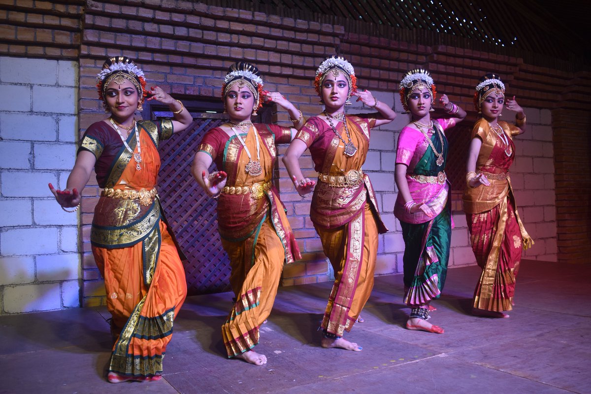 shilparamamhyd's tweet photo. Kuchipudi Dance Performance by Kum. Nihantri Reddy and her disciples...9.9.20222
#kuchipudidance #shilparamamevents #sareemela #madhapur #hydevents #culturalprograms #madhapur #hyderabad #happeningnow https://t.co/hWHZEU0dv3
