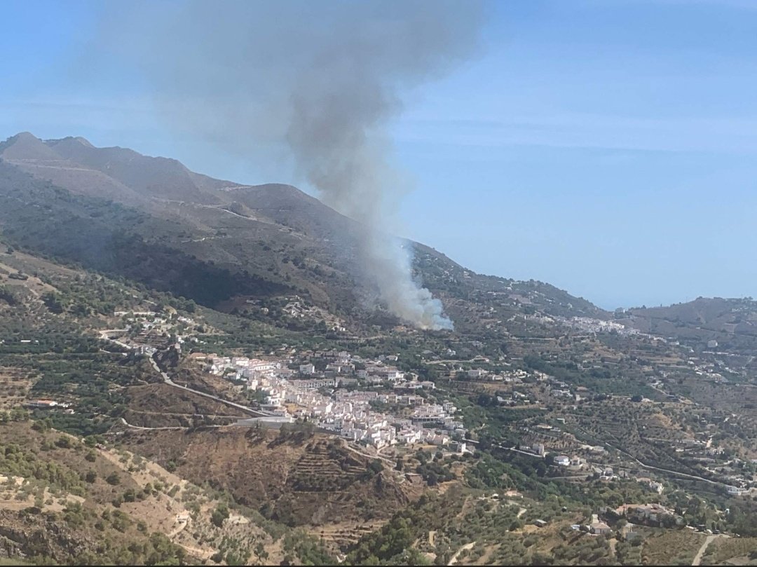 Storm_Malaga's tweet photo. Incendio Forestal declarado en #CanillasdeAlbaida a los pies de #SierraTejeda.
 https://t.co/xnNRUYZ8OR https://t.co/E8DvRkzFt3
