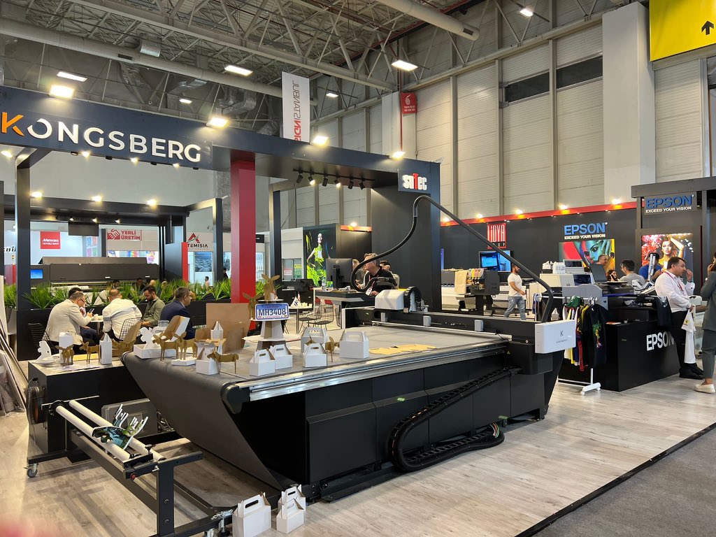 grup_lidya's tweet photo. Sign Fuarinda #KONGSBERG, #EFI, #SUTEC, #EPSON ve #XEROX ürünlerimiz müşterilerimizle buluşuyor. İşinde uzman Satış ve Servis ekibimiz fuarda ihtiyacınıza yönelik herkonuda yardımcı oluyorlar. Hepinizi standımıza bekliyoruz. (12 HALL, STAND E-10 / E-12 / F-20) (Tüyap) https://t.co/oPekBV3DzA