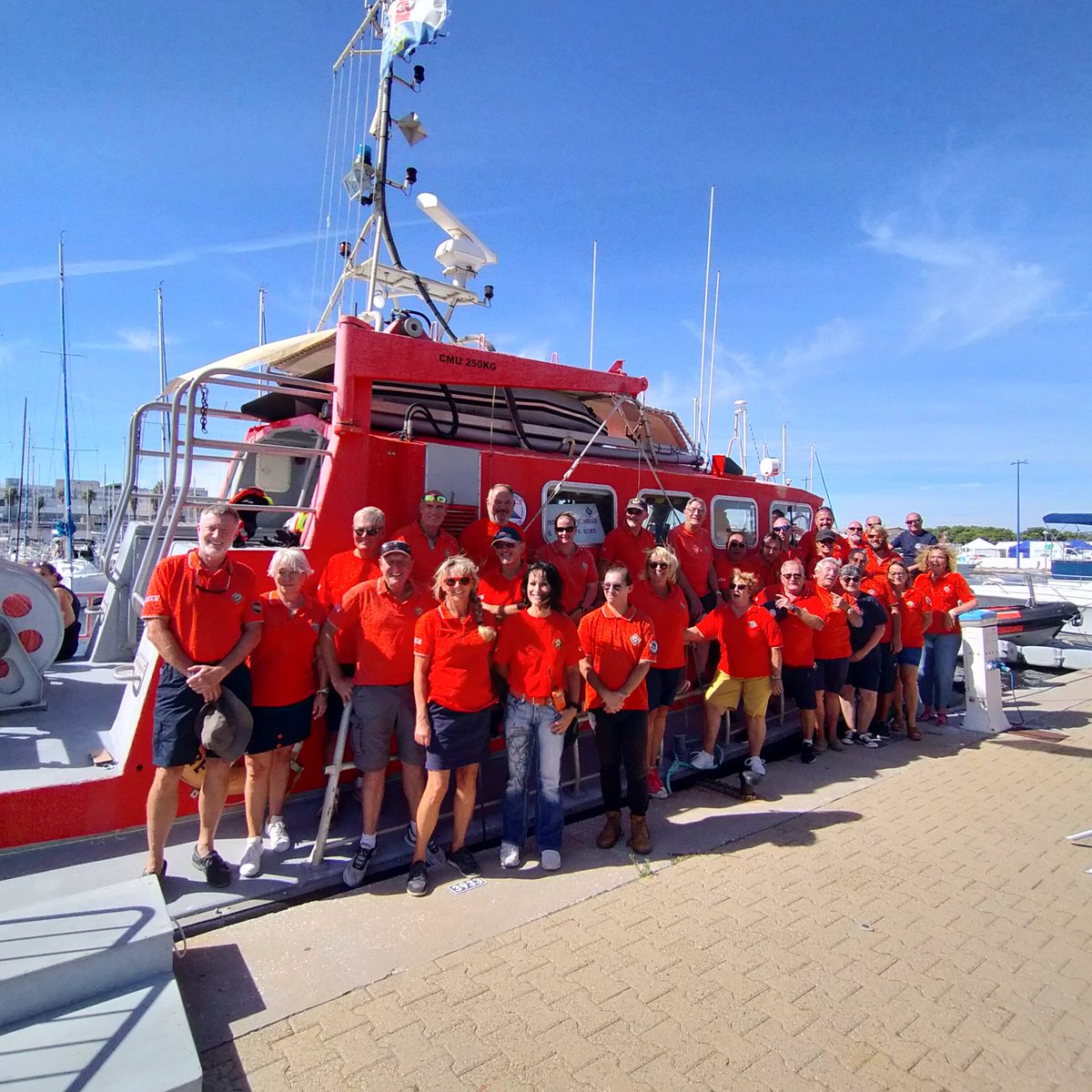 Var83000's tweet image. La vedette @SauveteursenMer de Hyères et une partie de sa centaine de sauveteurs, sur la sns 78. En JPO aujourd'hui et demain