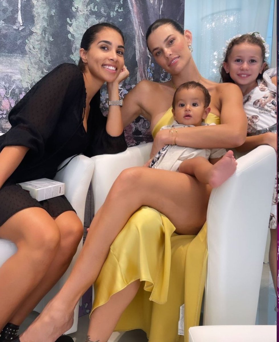 Dayday com a esposa e os filhinhos do sócio 💕
DAYANEANDYOU X ANTISA

#Mellos