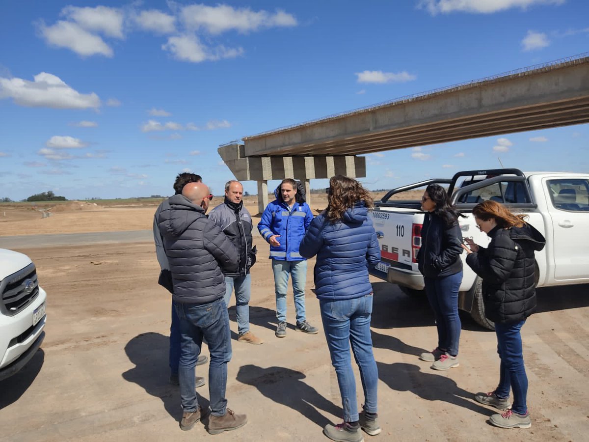 alejandrourdam's tweet photo. Ayer visitamos las obras de Au #R8  tramo VI B supervisando los 12 km restantes hacia #Pergamino. Nos acompañaron el Ing. Víctor Farre, la Ing @ealbri, la Doc. @MarilyriveroG y el compañero Maxi Brieger. 
@GustavoHArrieta @gkatopodis @VialidadNac #PrimeroLaGente https://t.co/RSdWuskx5h