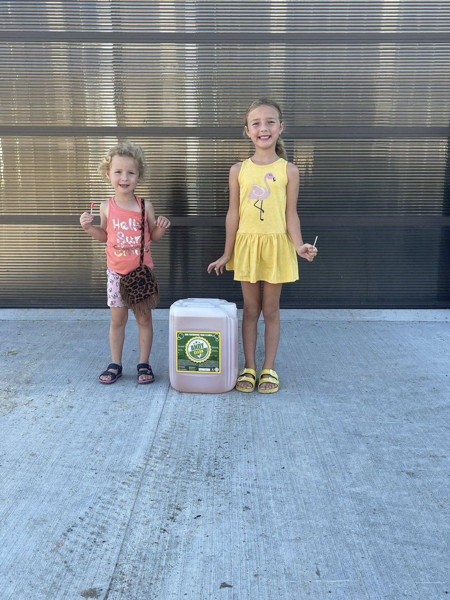 Girls are keen to get cleaning things up <a href="/apasztor82/">Andy Pasztor 🧼🧽</a> #andyclean