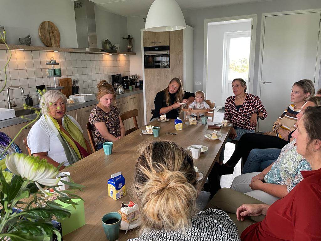 Het is vandaag de Dag van de boerin 💛👩‍🌾 Op deze dag worden boerinnen in heel Nederland in het zonnetje gezet. Een goede reden voor burgemeester <a href="/CarolinevdePol/">Caroline van de Pol</a> en wethouder Gea van Essen om een bezoek te brengen aan boerinnen van het eiland op de boerderij van Martha Mier.