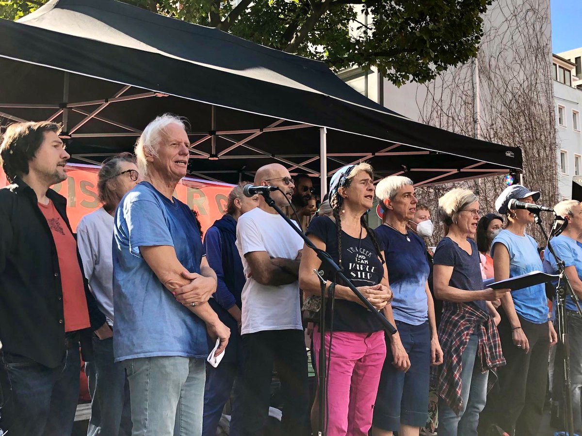 freundeskreisv's tweet photo. Einsingen des Chors der #Protestoper @lauratiboroper
Rekommunalisierung von Wohnraum statt Abriss!
Strassenfest zur Unterstützung der Habersaathstrasse @hab_ich_saath
https://t.co/UCyO25Dy5Y
Berlin, 10.9.22
#B1009 #Mietenbewegung https://t.co/IfO8BvpEb5