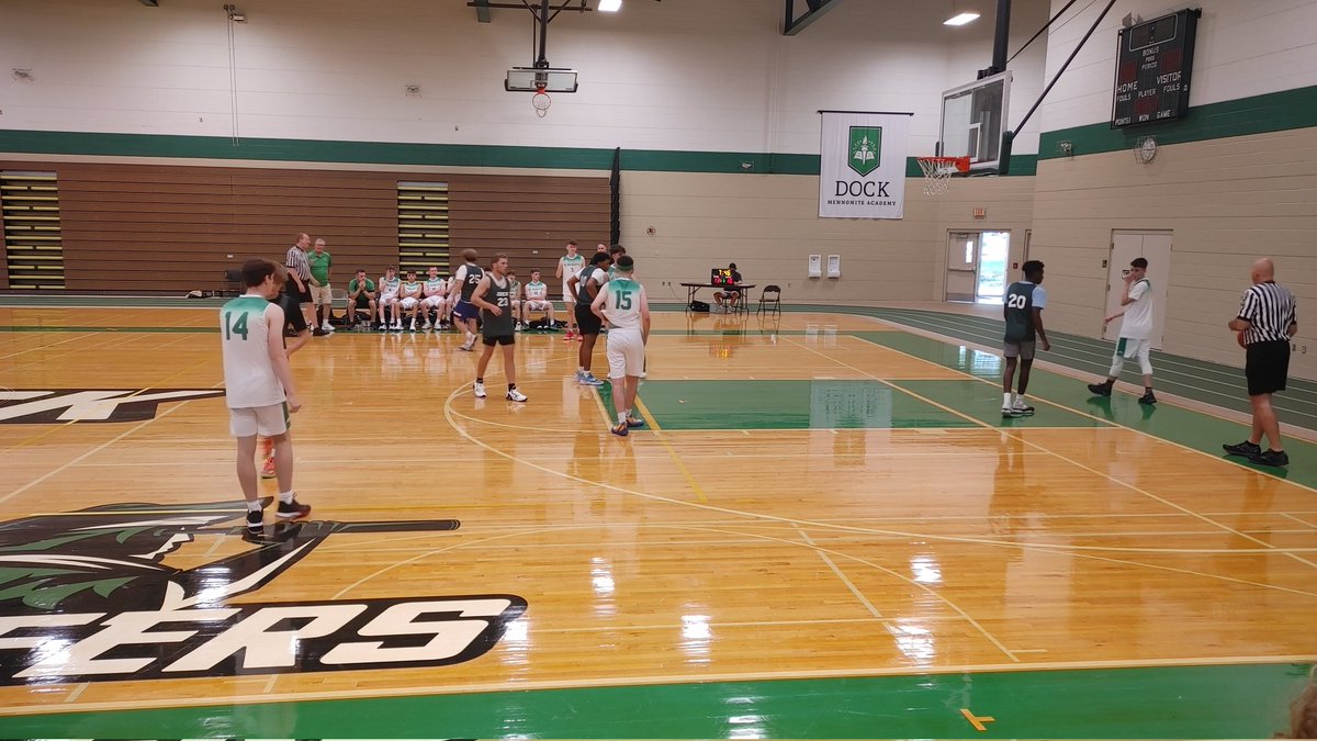 3LeafBasketball's tweet photo. First game of the day.

@St_Malachys vs @DockMennonite 

Lansdale, PA https://t.co/YdGjUQBW2H