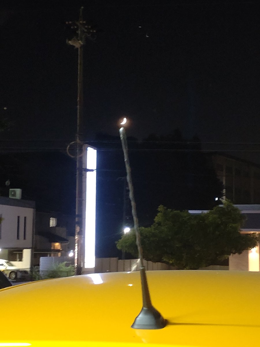 renault_okazaki's tweet photo. 【中秋の名月】
岡崎は曇りなので月が見えませんがコレはちと前に撮ったムーンクリスタルパワーメイクアップなトゥインゴアンテナ上の三日月。クロワッサンは三日月という意味のフランス語で、トゥインゴ設定のグリ・リュネールMは月の灰色の意味ですよ。 https://t.co/Uh1GgkaGPK