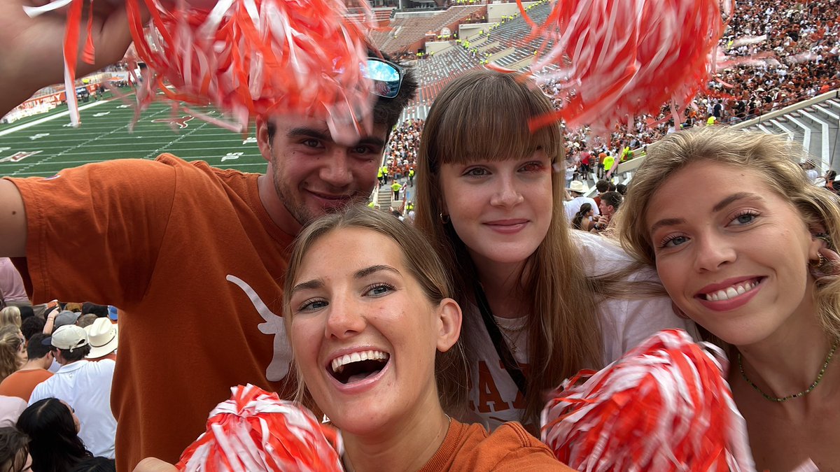 SandraWexen's tweet photo. We made it in! Game day! 🤟🏻 #HookEm #texaslonghorns https://t.co/K9JChdh6lM