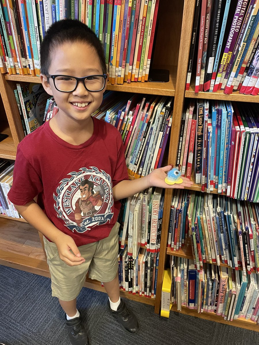 ibmisstitus's tweet image. Maker Mania Friday!✨ Grade 5 students created these adorable desk/reading buddies to keep in their classrooms💜📚 #waexcels #wabradleylibrary