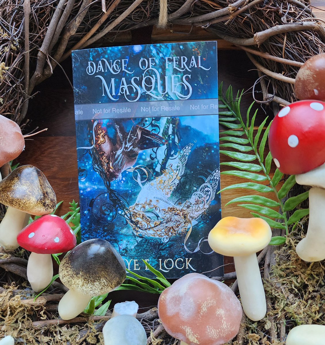 Oh my GOD IT'S HAPPENING 🎭✨️
It's crazy to hold my first book in my hand after all this time 🥺
#KindleUnlimited #book #booktwt #BookTwitter #writingq #WritingCommunity