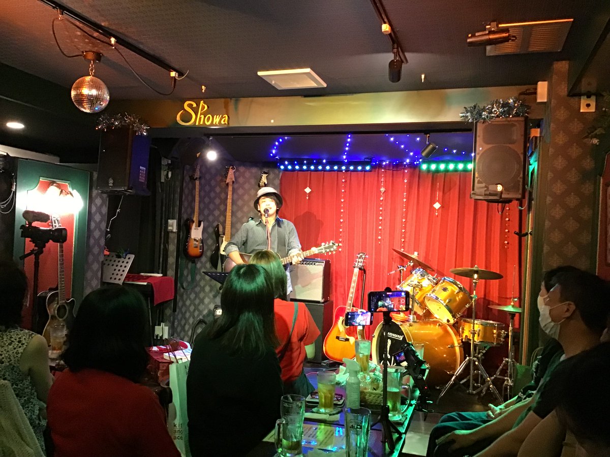 T_Ozawa2's tweet photo. 9/9(金)神田で行われた佐々木リョウさんのライブを観てきました。
配信ライブもとても楽しいのですが、生ライブは全然違って、生ならではの一体感、音の良さを感じました。
ファンの皆さんとお会いできたことも感激でした😄
#Onlylife ~君のヒーローになる/佐々木リョウ
https://t.co/wGovD5kPlF https://t.co/l3cMAGTzPc