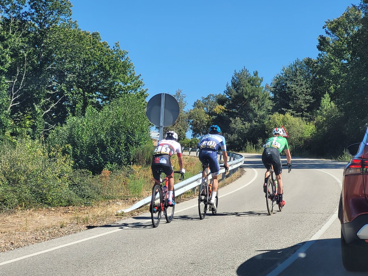 #50VueltaSalamanca km 94. Contacta con cabeza de carrera Saúl Burgos (<a href="/TelcOnClimaOses/">Telco - On Clima - Osés</a> )
Por lo tanto con él, <a href="/SrSantos98/">Fernando Santos</a> (<a href="/EscribanoTeam/">Escribano Sports Team</a> ) y Alex Hoehn (<a href="/GsportTeam/">High Level-Gsport</a> ) son 3 ciclistas en punta con 28" sobre el grupo principal
📲Info en directo aquí👇🏼 elpeloton.net/carrera/vuelta…