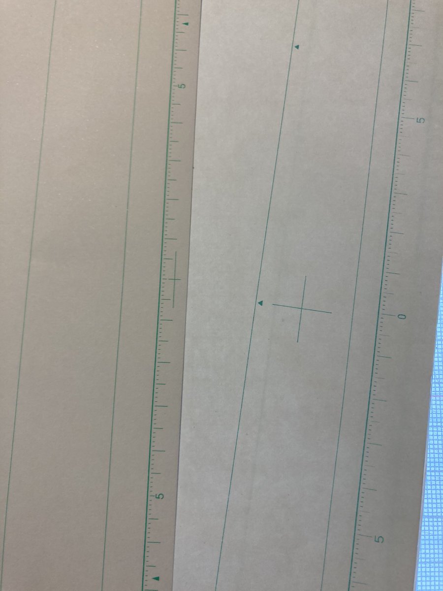 アフタヌーン特製漫画原稿用紙が届きました。サイズはやや小さくなったけど紙質はほとんど変わってなくて安心した。鉛筆はやや滑る気がする。内枠近くのトンボと▼がなにげに便利だったので枠外に移動したのはちょっと残念。まあ筆ペンのインクとかはじいちゃうからでしょうね。ともあれ感謝です。