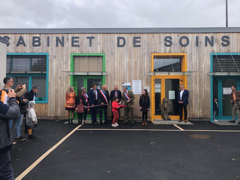 Majdep50's tweet photo. Grâce à sa politique #contractuelle, le #Département apporte un soutien actif et significatif aux projets des #communes. Philippe Bas, conseiller départemental de @LaManche50 était présent, ce jour, à l'#inauguration du cabinet pluridisciplinaire et de la pharmacie de #Saint-Pois https://t.co/owdUNcbKtn