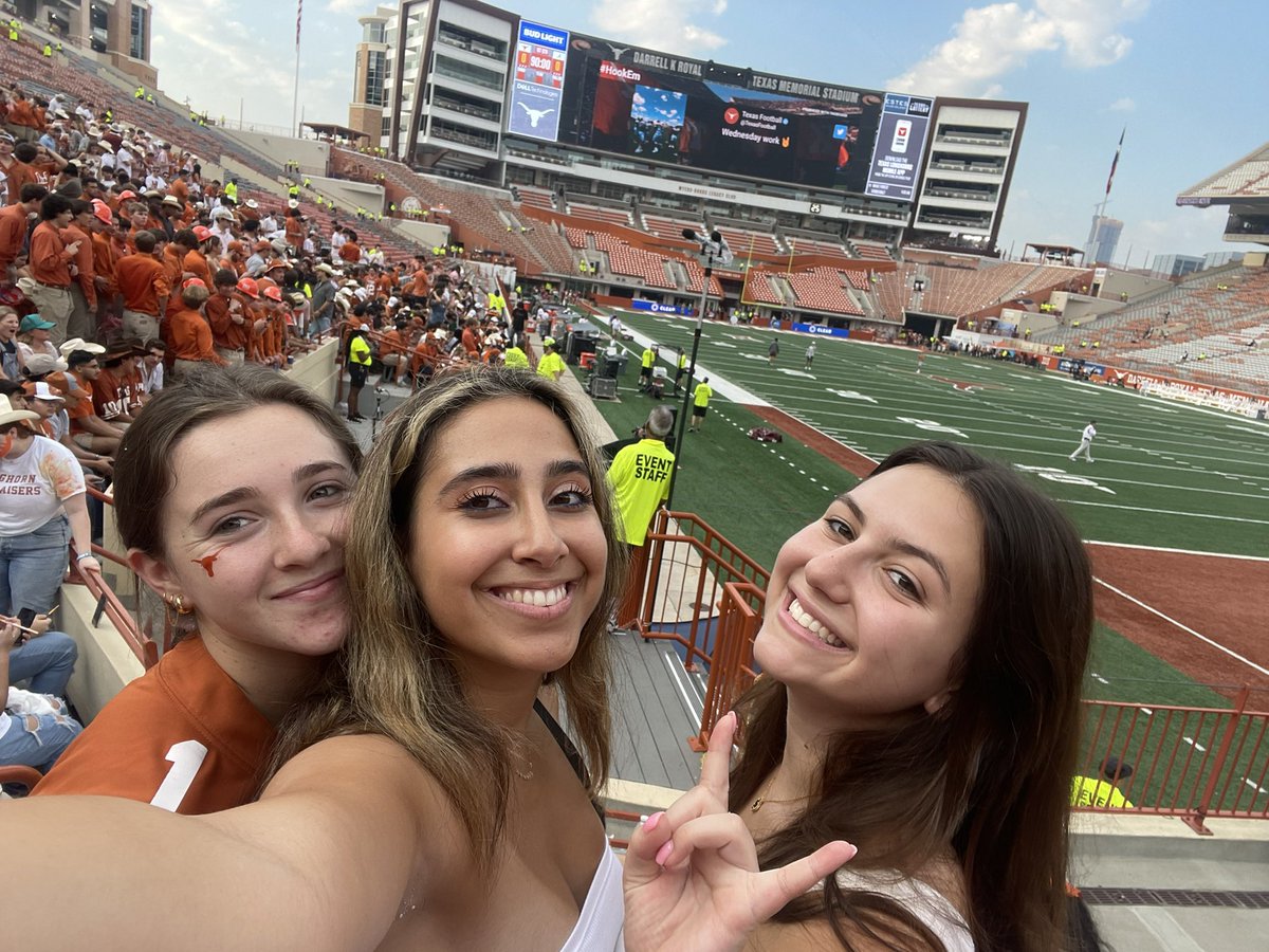 CandiceShohed's tweet photo. Woke up at 4am for this amazing view. Almost time to BEAT BAMA 🤘🏼🧡🏈 @TexasFootball @TexasLonghorns #HookEm #Texas #texasfootball LETS GO TEXAS LONGHORNS!!!! https://t.co/NJsg8gdFzP