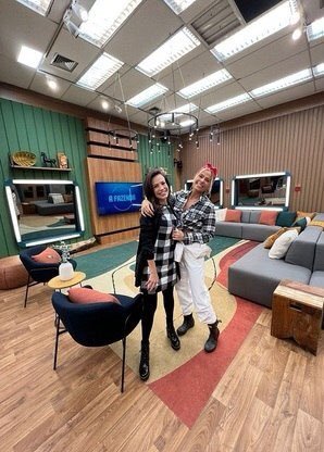 AdryMarcenal's tweet photo. Bom dia, amorecos...
Já começamos o dia com uma novidade (só q não) da sala da Sede da #AFazenda14 ...
Como vcs podem ver na 1° foto é a decoração da sala do #PowerCouple6...
Muito fraca a diferença!!!
Concordam??? https://t.co/6tVVP66e0N
