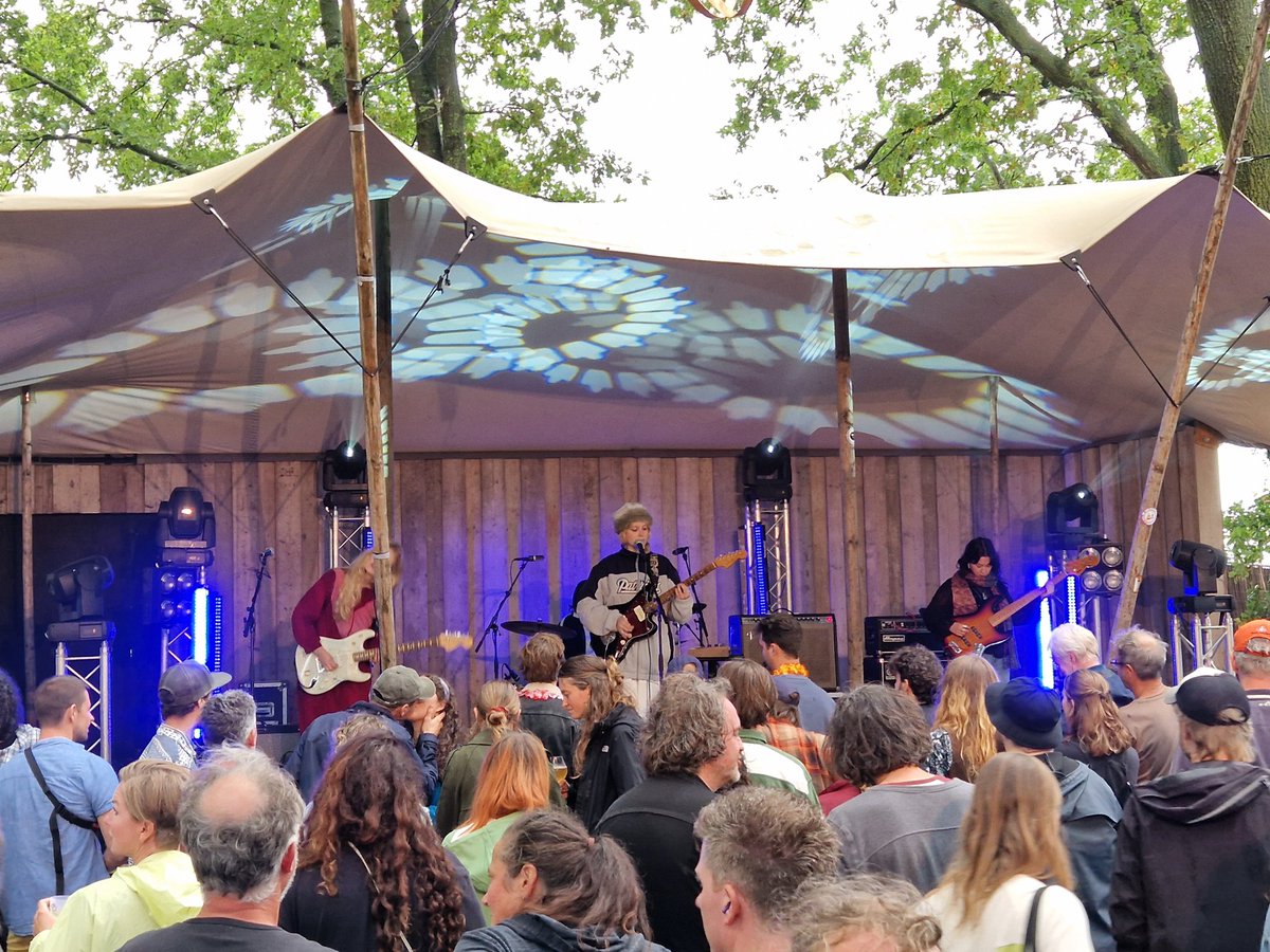 ArjandeVet's tweet image. Eerste optreden Pinch Points in Nederland, ik zou een volgende keer ook gaan als ik jullie was, eerste verrassing van de dag. Ook een lekker bandje: Lime Garden in Het Bos. #mf22  #MistyFields