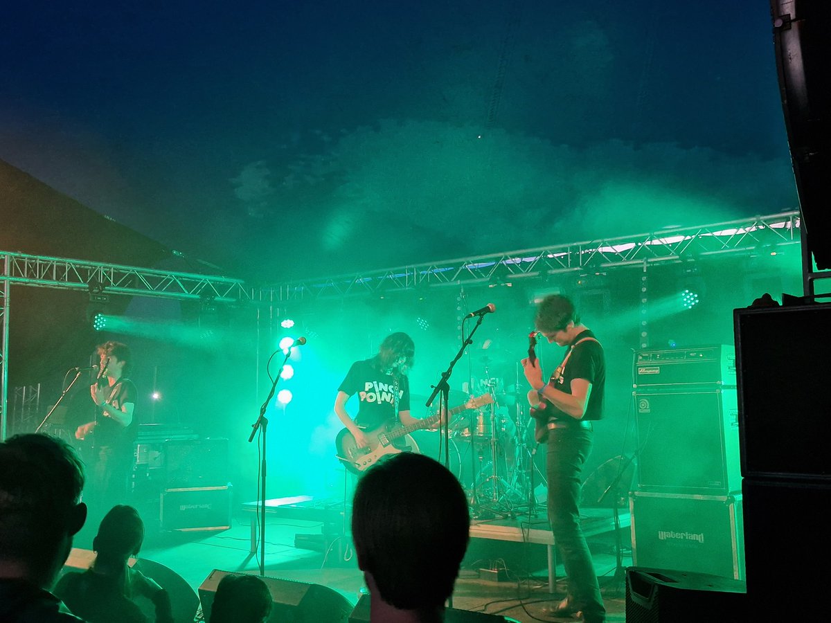 ArjandeVet's tweet image. Eerste optreden Pinch Points in Nederland, ik zou een volgende keer ook gaan als ik jullie was, eerste verrassing van de dag. Ook een lekker bandje: Lime Garden in Het Bos. #mf22  #MistyFields