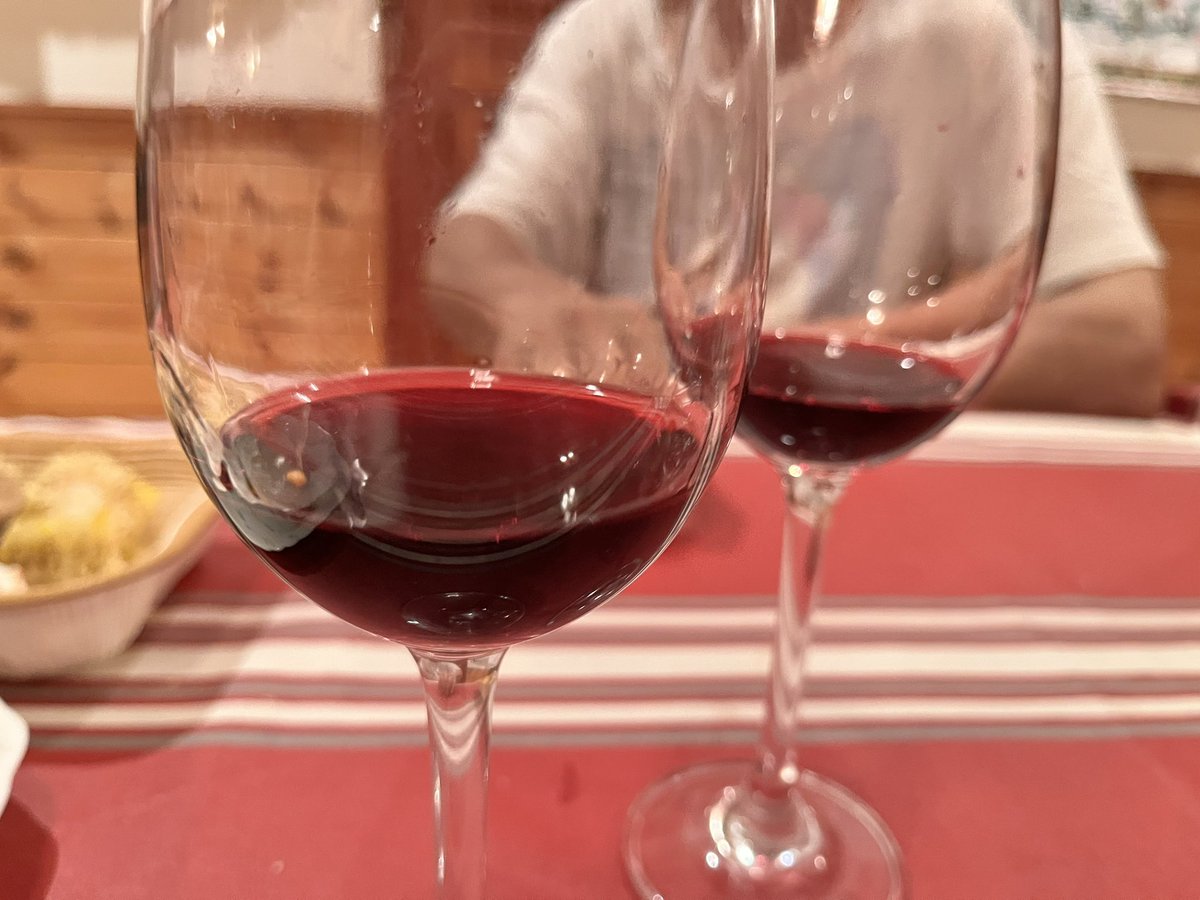 ai_minoru's tweet photo. お父さんと飲んでたら、ワイン2本空く頃には結局お母さんと出会って結婚に至るまでの恋バナをずっと聞いてることになったww https://t.co/RMdukq7FoS