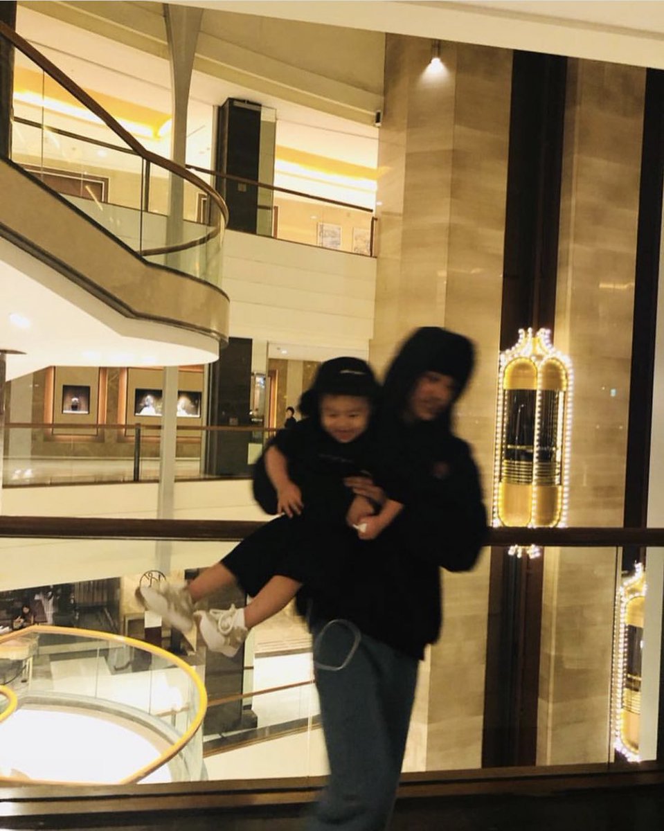 94KD93's tweet image. this genre of uncle jongin and raeon pics 🥹