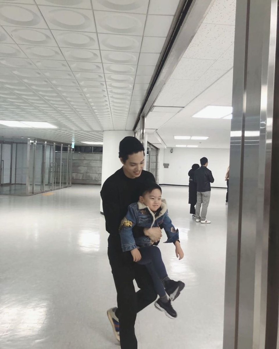 94KD93's tweet image. this genre of uncle jongin and raeon pics 🥹