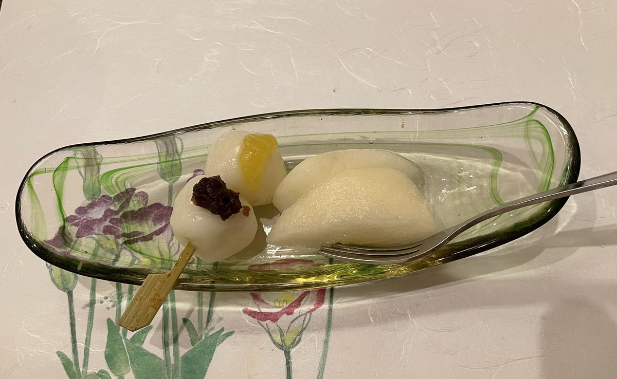 frejimi's tweet photo. 本日は満月です🌕中の人はお月見のお団子と梨を食べましたよ…🎑右の写真は森の中からかろうじて見えた満月です✨️
#お月見 #年中行事 #もう秋ですね
#Japan #autumn #Switzerland #SwissZEN #FREJ #満月 https://t.co/w8p30af22z