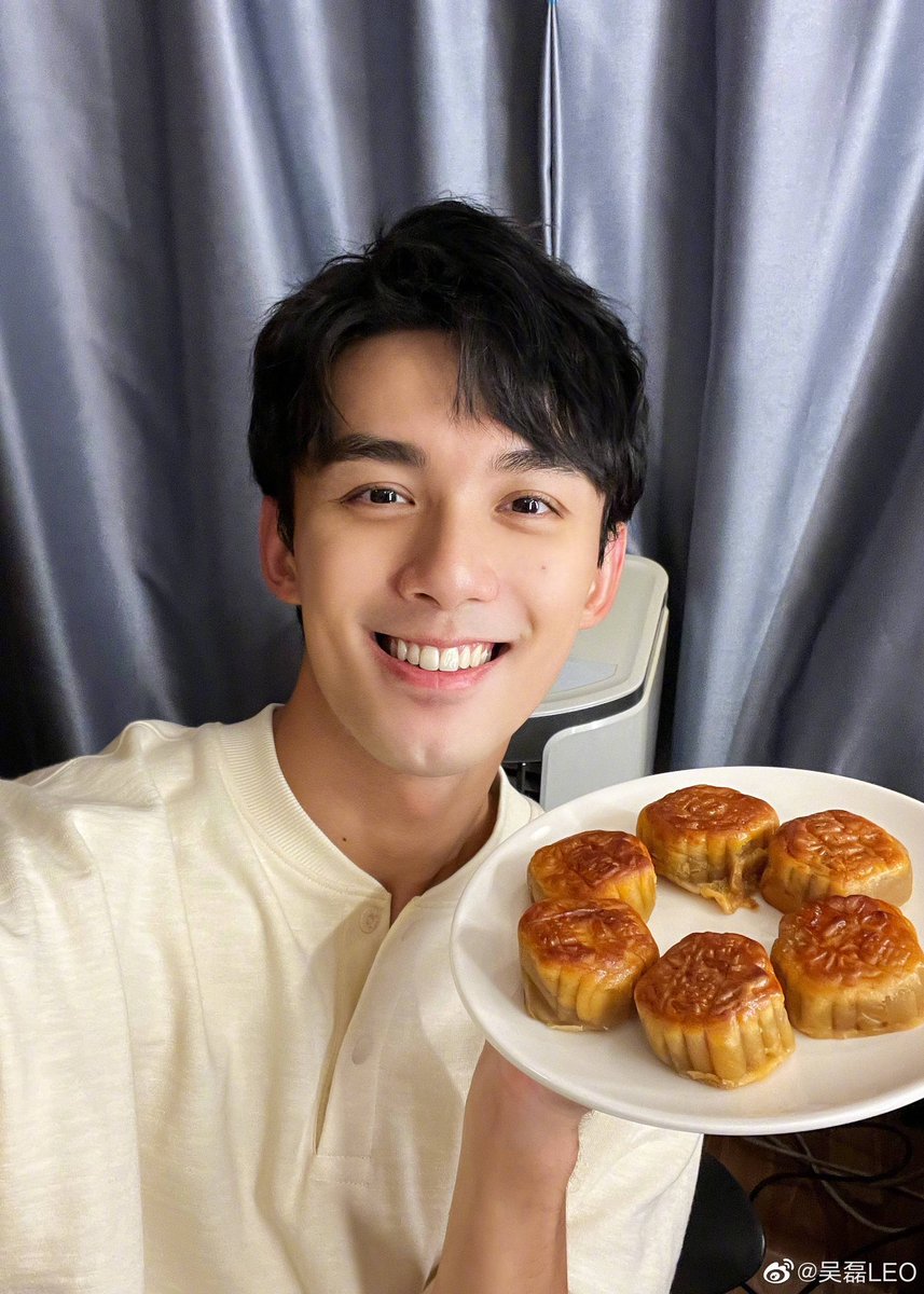 Sabayjaith's tweet photo. พักนี้เหล่ยเซลฟี่บ่อยขึ้น เจ้าลู่ก็หันมาปั่นจักรยาน ...เอ...😉 #WuLei #ZhaoLusi  #Wulu 💚💜 https://t.co/zD5whWilXQ