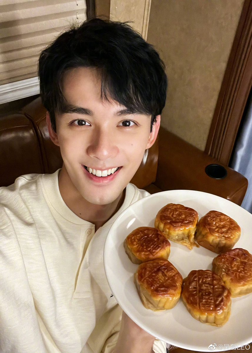 Sabayjaith's tweet photo. พักนี้เหล่ยเซลฟี่บ่อยขึ้น เจ้าลู่ก็หันมาปั่นจักรยาน ...เอ...😉 #WuLei #ZhaoLusi  #Wulu 💚💜 https://t.co/zD5whWilXQ