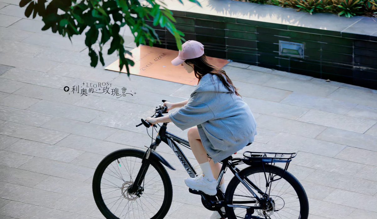 Sabayjaith's tweet photo. พักนี้เหล่ยเซลฟี่บ่อยขึ้น เจ้าลู่ก็หันมาปั่นจักรยาน ...เอ...😉 #WuLei #ZhaoLusi  #Wulu 💚💜 https://t.co/zD5whWilXQ