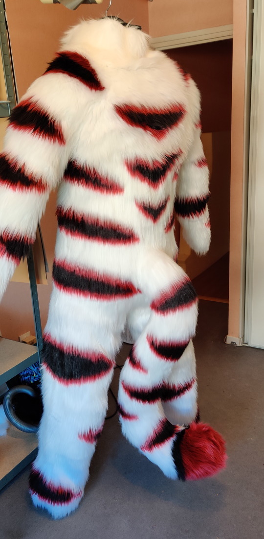 Bonjour à tous
Je suis un fursuit maker français qui débute. J'ai réalisé 3 full suit et 1 corps, et je souhaite vivre de cette passion
J'ouvre mes commissions pour 3 slots. Si vous voulez en savoir plus, j'ai tout mis sur mon site snowcatcreations.fr
🔁 = ❤️ #fursuitmaker