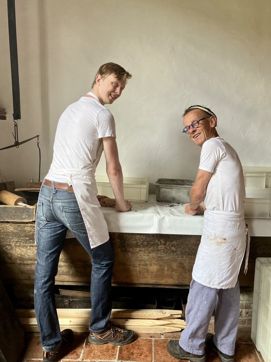 armendepoth's tweet photo. Met liefde gebakken, met smaak gegeten. Koop ook een Pothbrood en steun daarmee de instandhouding van dit bijzondere cultureel erfgoed. #openMonumentenDag #Amersfoort https://t.co/KgxP8Lru9G
