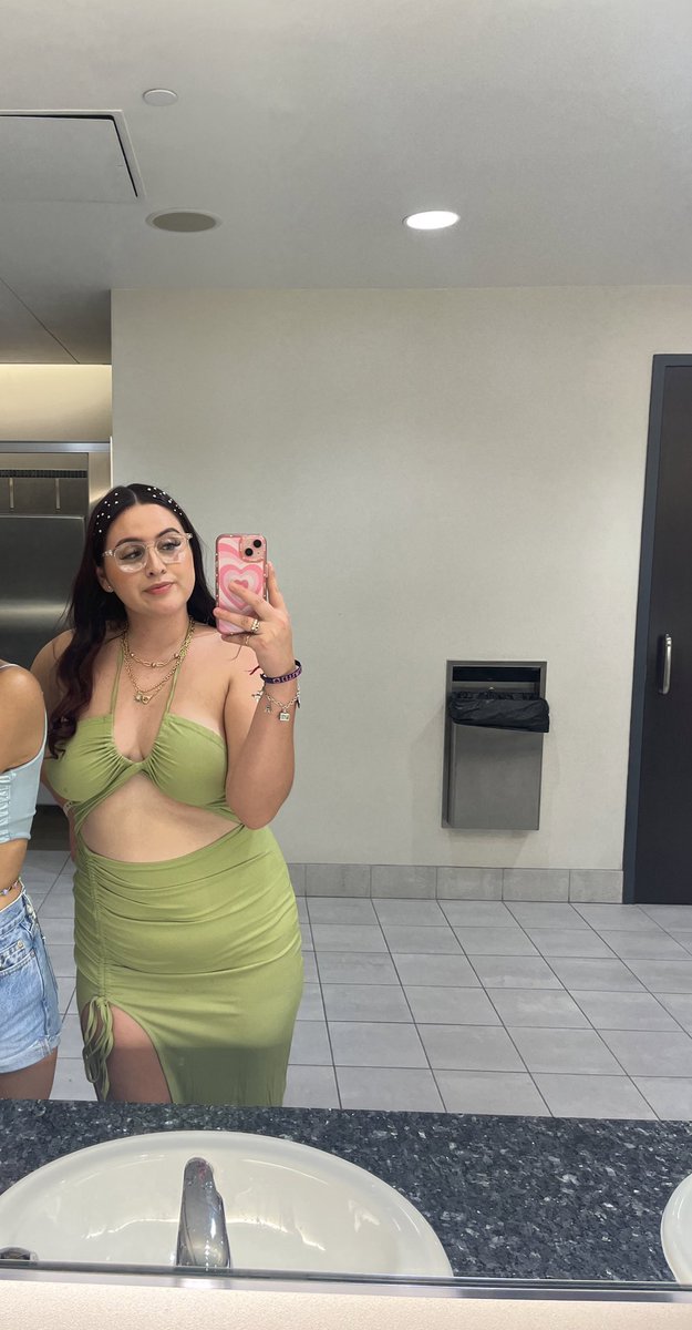 no cap, I did feel really pretty yesterday 🫶🏼 I don’t know if it was the vibe or Benito o no se que but 🥲 let’s appreciate yesterday’s look