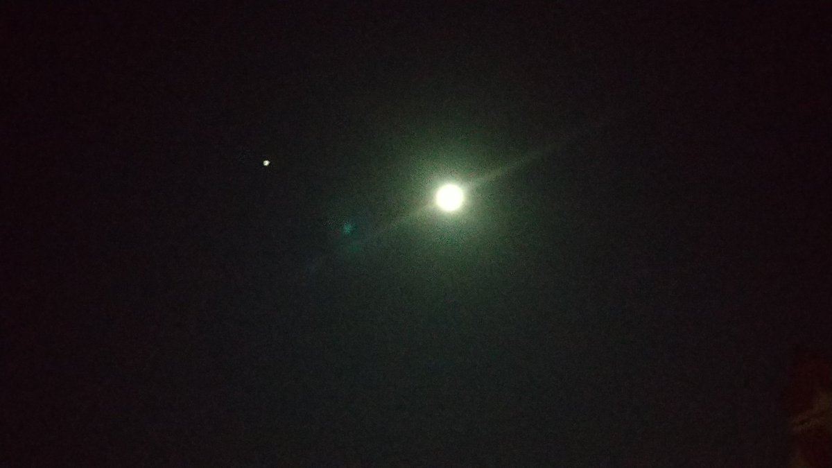 bohemian99's tweet photo. 中秋の名月。左側に木星がくっきり。右側には土星も見えた。 https://t.co/gQa9ofUnaR