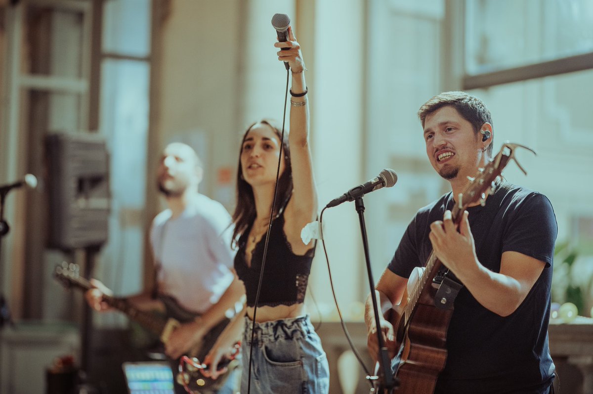 SotracOficial's tweet photo. Ens veiem demà a les 18:15h al #firamusics de Sant Joan de les Abadesses. Últim concert de l’estiu! Serà bonic! 💗✨

📸 @Jordi_Galderic 

#poprock #poprockmusic #poprockband #música #music #encatalà #músicaencatalà #músicaenviu #concert #estiumusical #estiu2022 #livemusic https://t.co/imS7p6LvSl