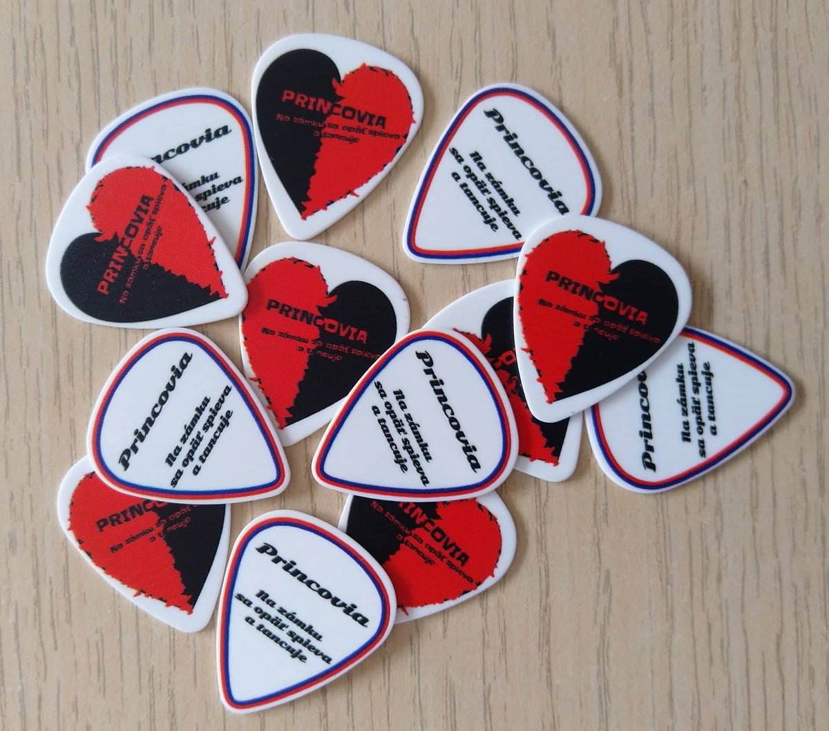 New #Princovia?
Yes and no!
Late 2022. 😉

#PowerPop #Punk #IndieRock #IndiePop #GuitarPick #GuitarPlectrum