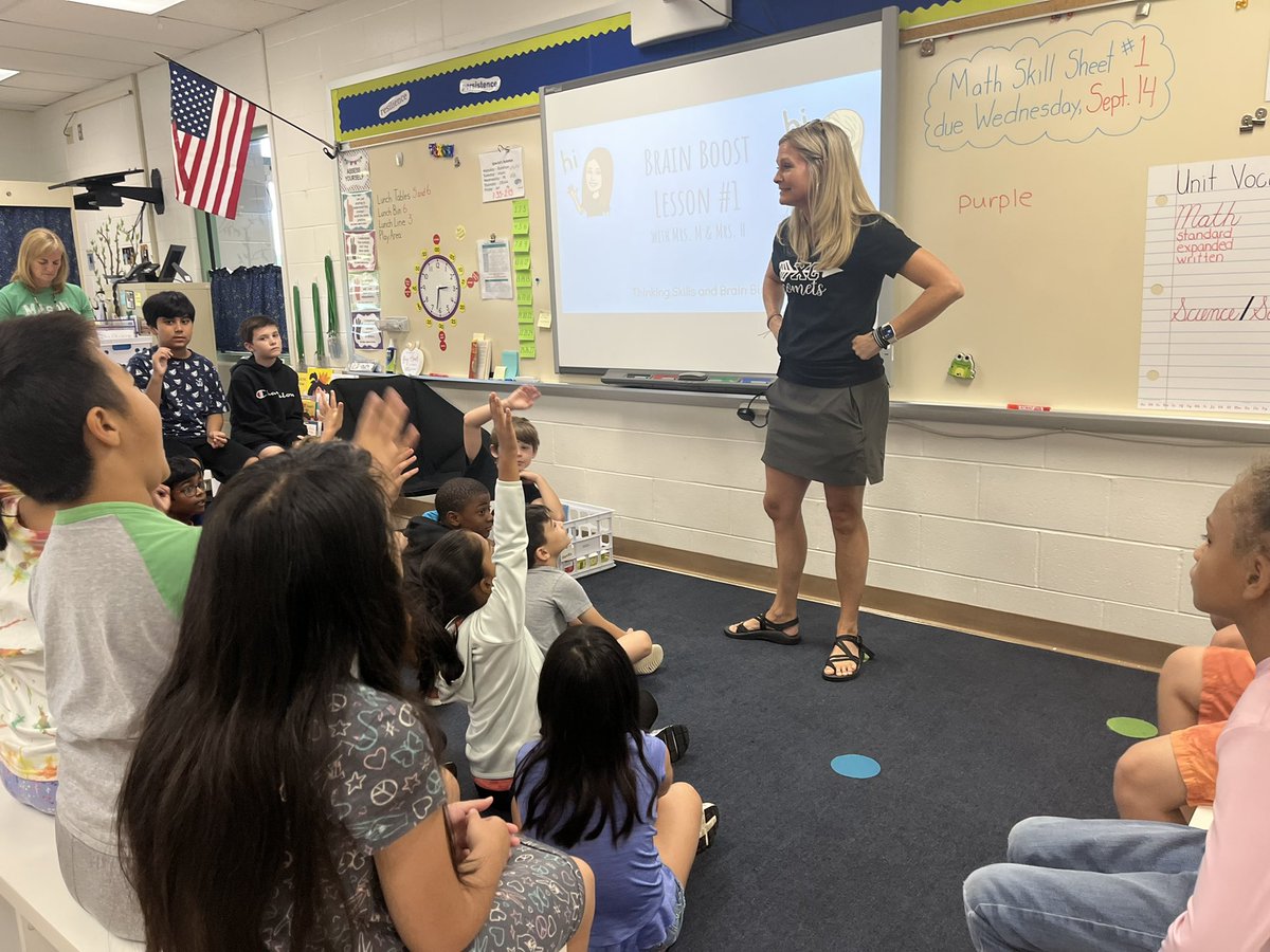 JJplantingseeds's tweet photo. @jillmhartsock aka Ms. 💚 🧦 took her show on the road to visit Ms Marotta’s Comets.  She introduced thinking skills - specifically how our brain uses images to replace words.  She will visit each month to provide a brain workout!  #KindnessStartsWithME https://t.co/GuZzEBV3oa