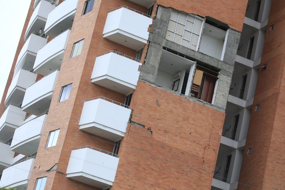 laopinion_col's tweet photo. #Cúcuta #Actualidad | Así quedó el edificio Versalles en Cúcuta, luego del desprendimiento de una parte de su fachada, la noche de este viernes. 
https://t.co/zJBaxJINo7 https://t.co/0EDkFbhFvN