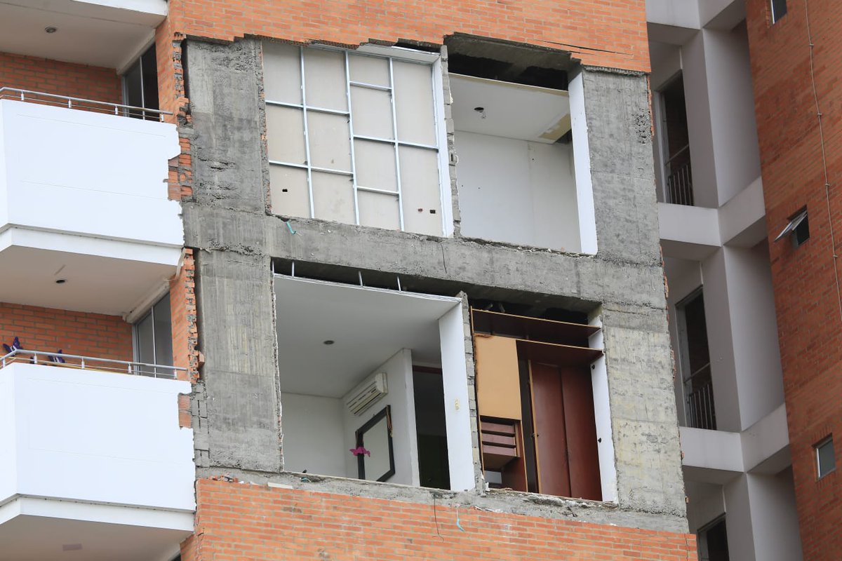 laopinion_col's tweet photo. #Cúcuta #Actualidad | Así quedó el edificio Versalles en Cúcuta, luego del desprendimiento de una parte de su fachada, la noche de este viernes. 
https://t.co/zJBaxJINo7 https://t.co/0EDkFbhFvN