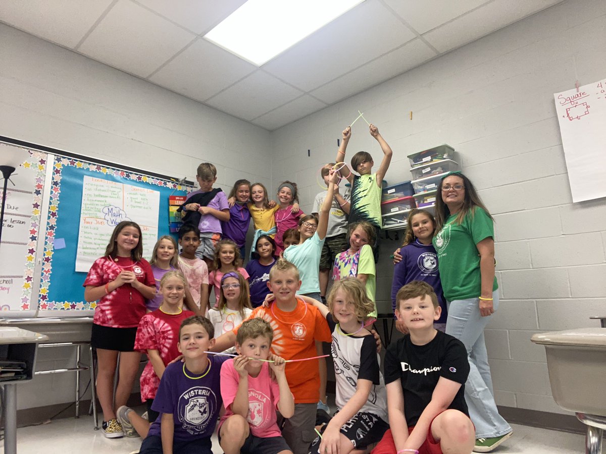 GTEVicky's tweet photo. House Event Glow Party! 6 Houses, 1 Family.  @GtePto #wearewentzville @GTEgators https://t.co/yvkMGPNkNH