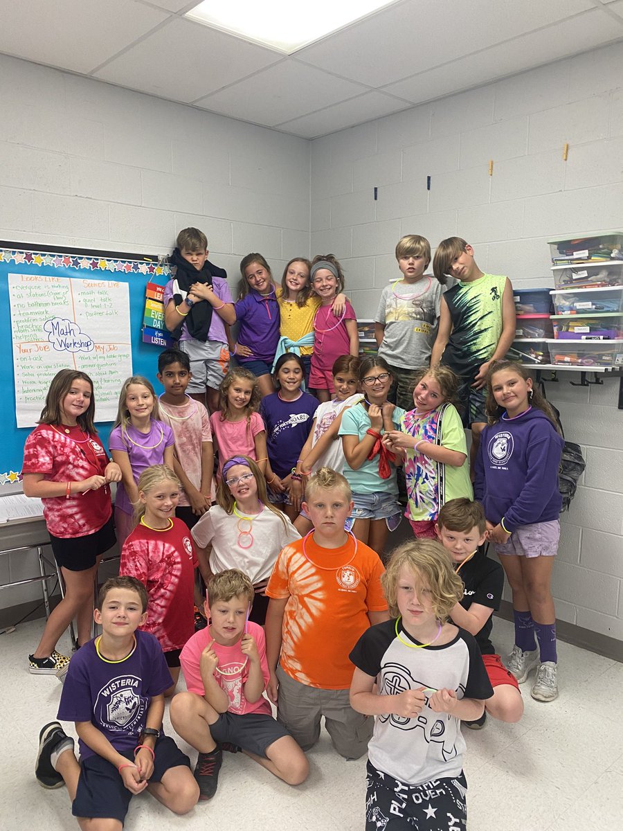 GTEVicky's tweet photo. House Event Glow Party! 6 Houses, 1 Family.  @GtePto #wearewentzville @GTEgators https://t.co/yvkMGPNkNH