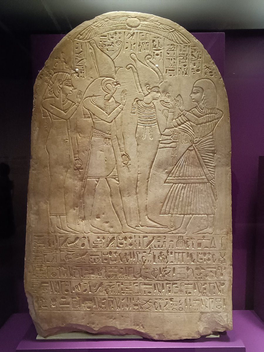 EgiptoAlDia's tweet photo. Estela de la tumba del sacerdote Psusennes, en @CaixaForum. #CaixaForumMomias.

Psusennes, ofrenda a Osiris, Horus e Isis. Originalmente seria maat, pero fue redibujado como cinturon de Isis.
Las formas se hicieron muy grandes, llegando a superponer a Psusennes y al propio Osiris https://t.co/hHCKry7Swk