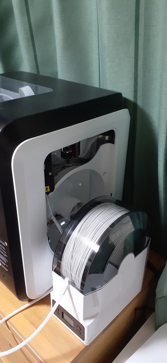 M3dcad's tweet image. フィラメント乾燥ケース購入😃

早速愛用の3Dプリンターに接続！カッコいい‼️
